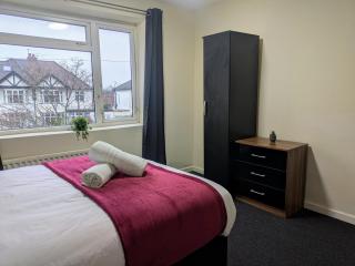 Perfect Contractor 4 bed Parking - 1