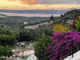 Dans une villa avec piscine privée, calme, proche des plages, vues mer et montagnes - Tsivarás - 9