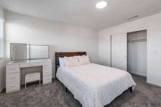 Modern 4BR Retreat, Big TVs & BBQ, Near i99 - Stockton - 3