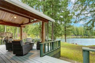 Charming Lakefront Log Cabin - 9