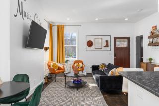 TWO Adjacent Homes in 12 South and Belmont area Sleeps 20 People - Nashville - 1