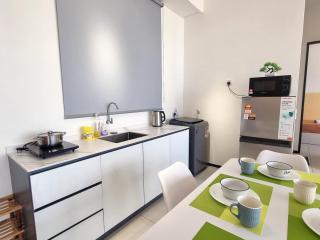 Urban Simplicity Suite, 5 Pax, 2 Car Parks at Urban Suites Georgetown by SuperStay - Jelutong - 1