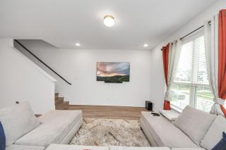 Stylish & Spacious 2BR Gem with King Suite Sleeps 6 - Houston - 1