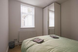 Spacious 3 Bedroom Home with PS5 and Pool Table Near O2 Arena Canary Wharf and Elizabeth Line to Central London - Woolwich - 2