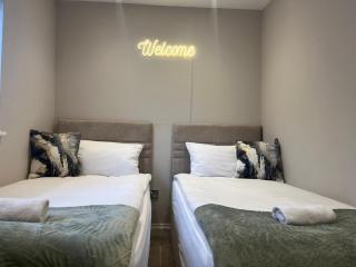 The Slipway Cabins with Hottub - Burscough - 5