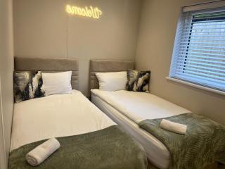 The Slipway Cabins with Hottub - Burscough - 6