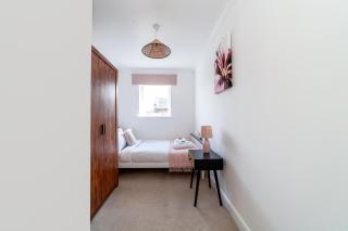 Cozy Welcoming 2BR Flat Near Excel Centre - Londra - 4