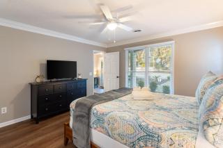8-Guest Cozy Escape with Fire Pit & Hot Tub! - Pawleys Island - 3