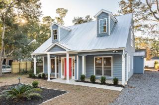 8-Guest Cozy Escape with Fire Pit & Hot Tub! - Pawleys Island - 0