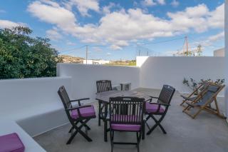 Tsakanos Home - Adamas - 2