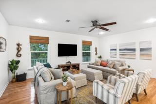 Dolphin Days by AvantStay Pool 0.2mi to Beach - Destin - 3