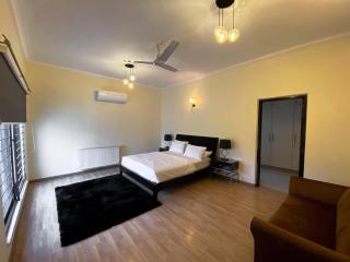 Luxurious 4BR Fully Furnished Central Villa Lahore - Lahore - 5