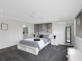 Mannering Lake House - Mannering Park - 7