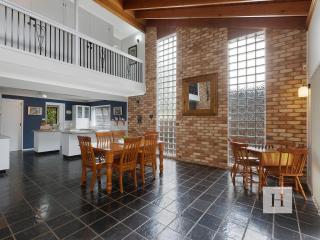 Mannering Lake House - Mannering Park - 3