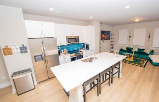 Cozy Downtown Retreat, Sleeps 8, Qbeds, Near Bojangles Coliseum - Charlotte - 2