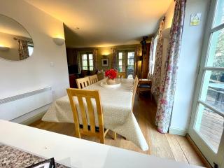 Cosy Cotswold Lodge by Your Home Here, ideal for families with log-burner, spa, private parking and heated swimming pools - Ashton Keynes - 6