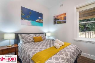 King & Queen Bed - Apartment on Summer Near Cook Park - Orange - 8