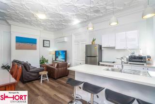 King & Queen Bed - Apartment on Summer Near Cook Park - Orange - 0