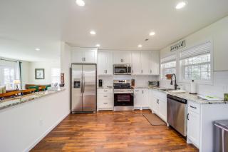 Scenic Mtn Views and Fire Pit Modern Lenoir Retreat - Hogetown - 4