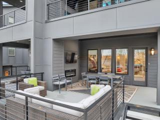 Upscale Multi-Level Home Rooftop & Game Room Fun - Nashville - 2