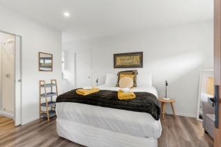 Beverley Hills Studio Apartment - Shared Pool and Hot Tub - Whangamata - 0