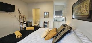 Beverley Hills Studio Apartment - Shared Pool and Hot Tub - Whangamata - 1