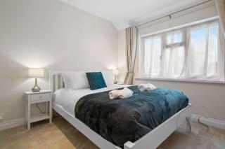 Family 5BR Home - Near M6, Parking & WiFi - Darlaston - 8