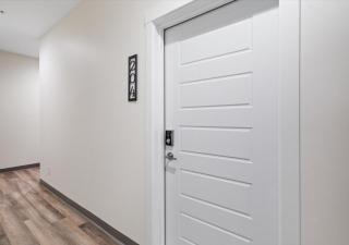 Summer at The Golden Goose including King Bed, Parking, Security and Laundry - 8