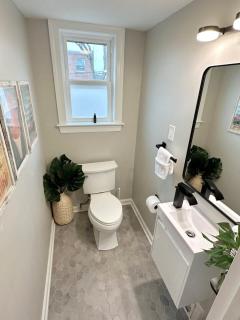 Your Happy Place Entire Home - With Parking - Washington - 4