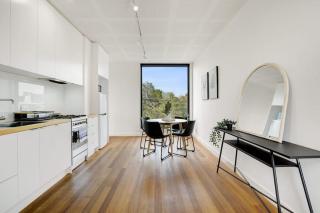 Central Two-Story Brunswick Townhome with parking - Melbourne - 8