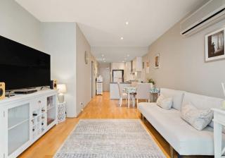Premiere Port Melbourne Executive Apt near beach! - 0