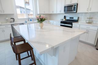 Modern Charming 4BR Home, Family Friendly, Office Space, Fast WiFi, Free Parking - Folsom - 3