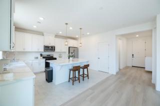 Modern Charming 4BR Home, Family Friendly, Office Space, Fast WiFi, Free Parking - Folsom - 4