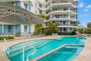 Oceanside Resort - Absolute Beachfront Apartments - 4