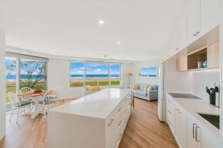 Oceanside Resort - Absolute Beachfront Apartments - 1