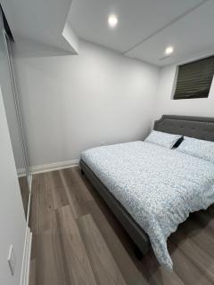 Cozy 2 Bedrooms Modern Basement Suite with Private entrance, Kitchen and parking - Mississauga - 4