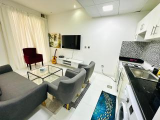 Family-Friendly Villa Play Area pool - Dubai - 6