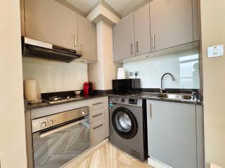 Warm and Elegant Studio in Dubai - 4