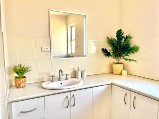Stylish 3 Bedroom Apartment - South Hedland - 2