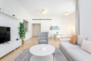 Stylish 1-Bedroom with Stunning Marina Views at Dorra Bay - 3