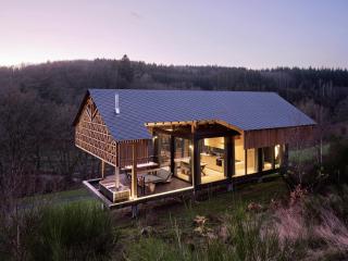 Hutstuf - The Badger & hottub - 0