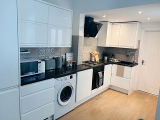 Waterside Way- 3 Bedrooms- Sleeps 5 - Free Parking- Fast Wifi - Burton upon Trent - 6