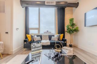 Bright and Bold Escape with NYC Views and Free Parking, Sleeps 9 and 2 Baths - Newark - 6