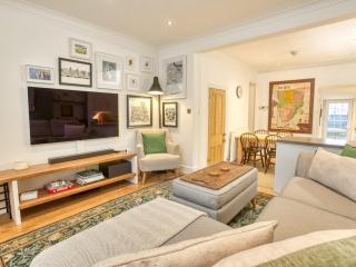 Pass the Keys Charming 2-Bedroom Cottage in Historic Lincoln - Lincoln - 0