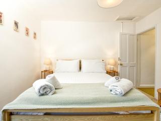 Pass the Keys Charming 2-Bedroom Cottage in Historic Lincoln - Lincoln - 8