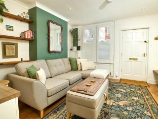 Pass the Keys Charming 2-Bedroom Cottage in Historic Lincoln - Lincoln - 2