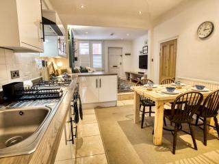 Pass the Keys Charming 2-Bedroom Cottage in Historic Lincoln - Lincoln - 1