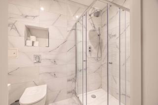 Escape in Style to Windsor with Free Parking - 6