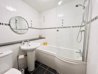 Sleek & Modern 2BR - Easy Access to City Centre - Glasgow - 3