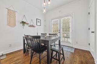 Perfect In-Town location! KINGbed, BBQ and Parking - 4